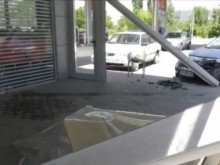 Кола се вряза в бензиностанция
