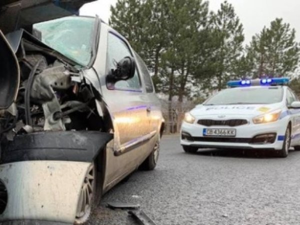 Млад мъж е в болница, след като вряза буса си в автомобил на АМ "Тракия"