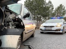 Млад мъж е в болница, след като вряза буса си в автомобил на АМ "Тракия"
