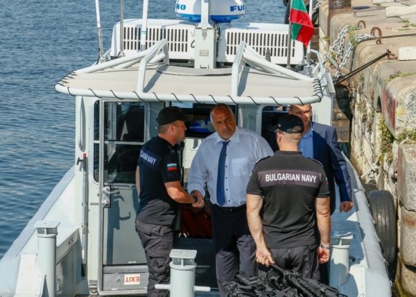 Премиерът подкара катер в Морската градина във Варна