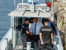 Премиерът подкара катер в Морската градина във Варна