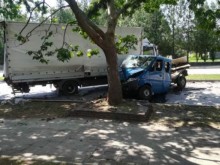 Шофьор на камион заспа и се заби в спрян бус на жп гарата в Карлово