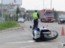 Моторист е със сериозни наранявания след пътен инцидент в Асеновград