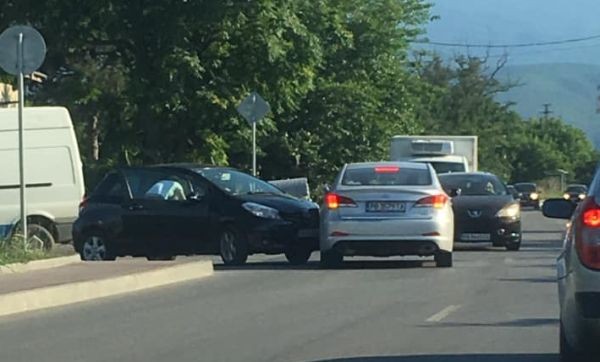Коматевско шосе тотално затапено след катастрофа