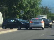 Коматевско шосе тотално затапено след катастрофа
