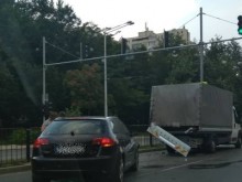 Ауди се натресе в малък камион на оживен булевард