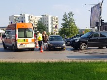 Полиция и линейка на "Пещерско шосе" след инцидент!