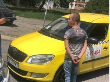 След бясна гонка с такси закопчаха крадеца на коли Джуджето