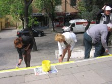 Обозначават стъпалата пред обществени сгради със светлоотразителни бои