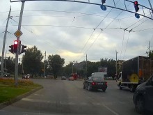 Всички коли от това видео минаха на червено с изключение на една