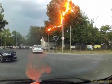 Шокиращи кадри! Вижте как мълния пада на метри от прелеза на "Пещерско"!