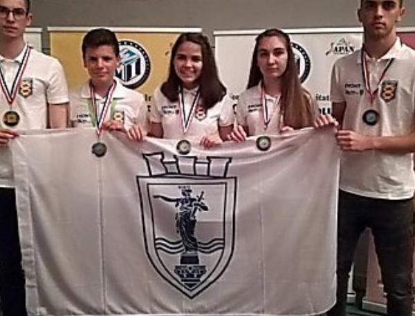 Един златен и четири сребърни медала спечелиха ученици от МГ