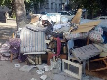 Пловдивчанин започна да изхвърля мебели, случи му се случка