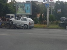 Две потрошени коли след ПТП в кръговото на Панаира