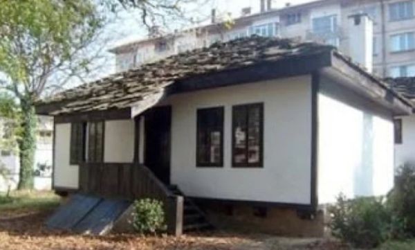 Домът и сенчестият двор край къщата – музей на комитата