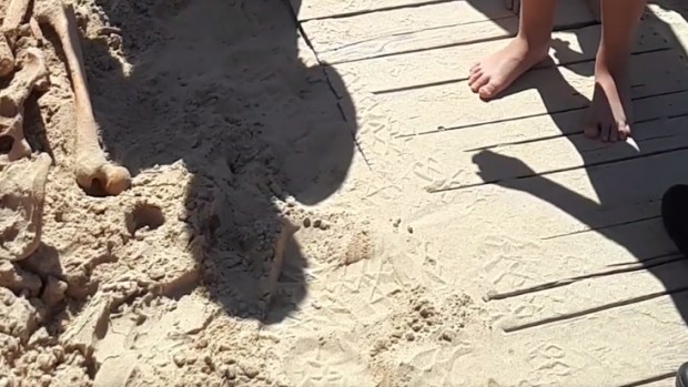 Фейсбук
Деца откриха кости на плаж Атлиман в Китен Най вероятно останките
