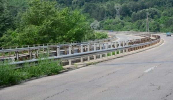 Работник падна от мост при полагане на маркировка