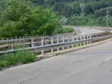 Работник падна от мост при полагане на маркировка