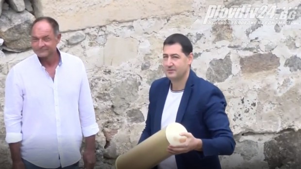 Уникална капсула на времето вградиха в централния площад на Пловдив
