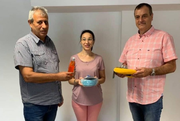 Наградиха победител в кампанията за регистрация на куче
