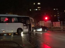 Кола се заби челно в автобус на оживен булевард