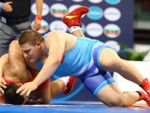 Двама българи продължават на репешажите на световното по борба