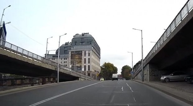 Предложение: Бетонният мост да се разшири с една лента и да не се бута!
