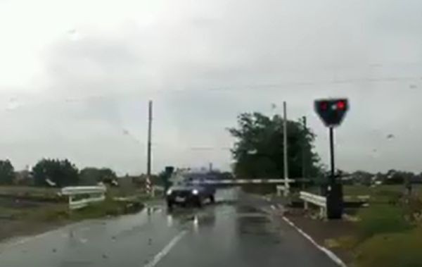 Безумно преминаване при спуснати бариери на прелез до Пловдив!