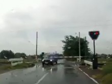 Безумно преминаване при спуснати бариери на прелез до Пловдив!