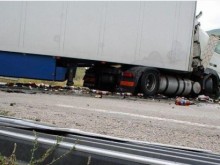 Двама пострадаха, след като автомобил се заби в два ТИР-а край Стара Загора