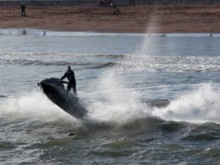 Развилнели се диваци в морето тормозят плажуващите