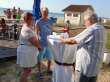 Влюбени подновиха клетвите си на плажа в Албена