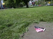 Грозните парчета от плакати вече не само по оградите, а и по градинките