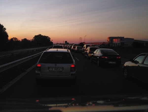 Фейсбук
От рано сутринта километрично задръстване  на магистрала Тракия изнерви пътуващите научи