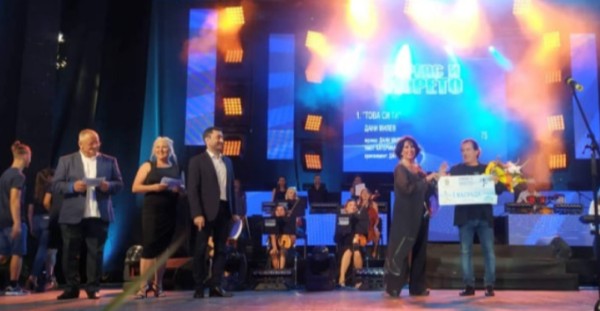 БНР
Певецът Дани Милев спечели конкурса Бургас и морето 12 песни финалисти