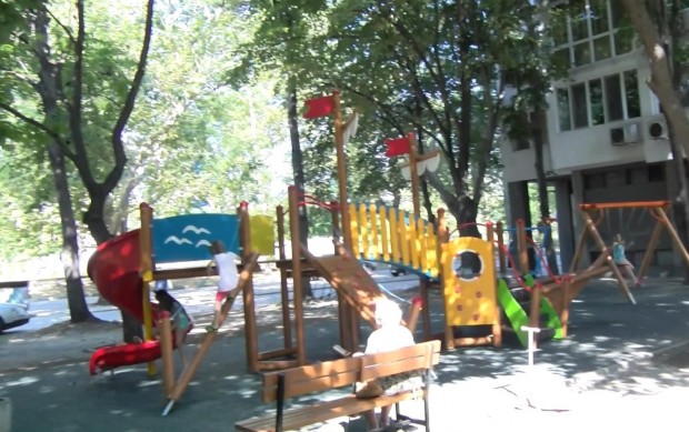 Нова детска площадка в район "Централен“