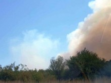 Още гасят пожара край Свети Влас, огънят обхвана 10 дка площ!