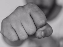 Мъж преби зверски бившата си, ограби я и избяга