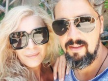 Гала и половинката й захвърлиха дрехи и задръжки на Малдивите