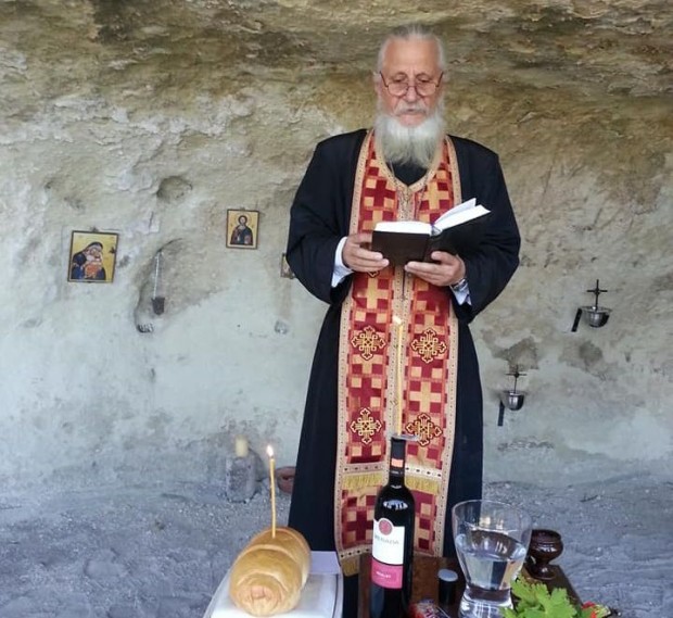 Скален параклис Свети Архангел Гавраил“ изгради мобилният екип на ДГС-Провадия