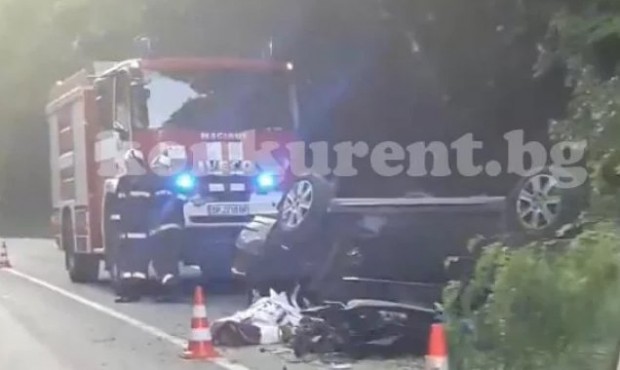 Жена возеща се отдясно до шофьора е загинала при зловещата