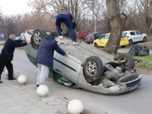 Двама са в болница след като автомобила им се обърна! И двамата са били пияни!