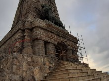 Бронзовият лъв от Паметника на свободата на Шипка всъщност е от месинг