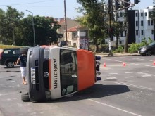 Джип блъсна и преобърна линейка с пациент
