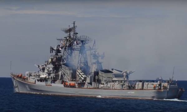 Стражевият кораб на Черноморския флот Сметливий пое под контрол разрушителя