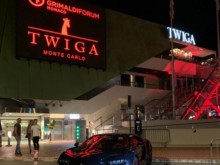 Наш олигарх паркира "Бугати"-то си точно пред входа на топ клуб в Монте Карло