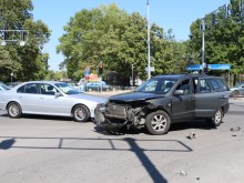 Троен сблъсък на кръстовище, което досега бе "девствено" откъм катастрофи!