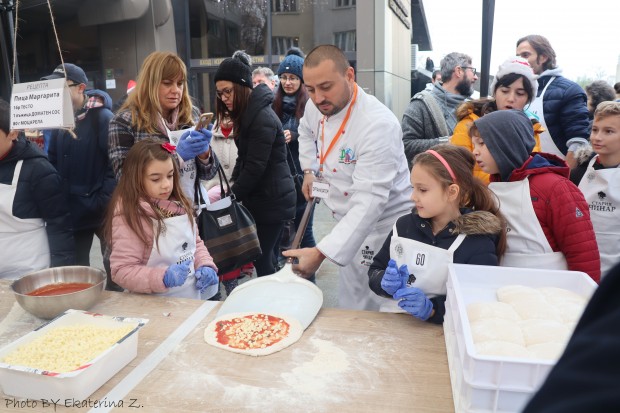 Фурните за Най-масовото правене на пица Маргарита на открито“, организирано