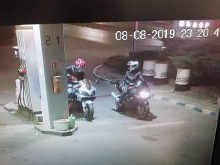 Моторист зареди на бензиностанция и отпраши, друг дойде да плати "борча" и се извини