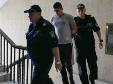 Това е хлапакът Николай, проявил се като изпечен гангстер!